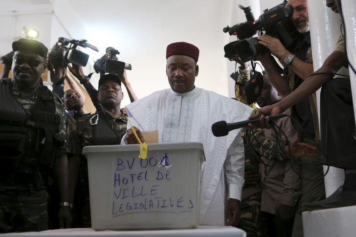 © Reuters. Niger's incumbent President Mahamadou Issoufou votes at a polling station during the country's presidential and legislative elections in Niamey