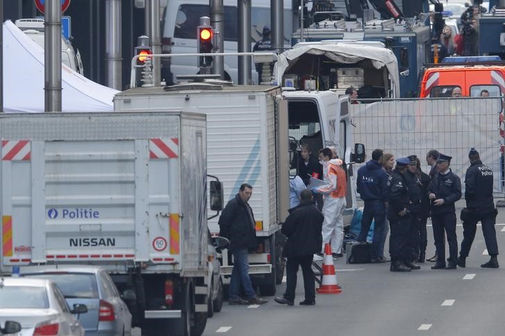 © Reuters. شرطة بروكسل تعثر على قنبلة وعلما للدولة الإسلامية في مداهمات