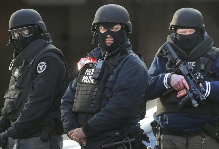 © Reuters. الشرطة تصدر أمر ضبط بحق مشتبه به بعد هجمات بروكسل