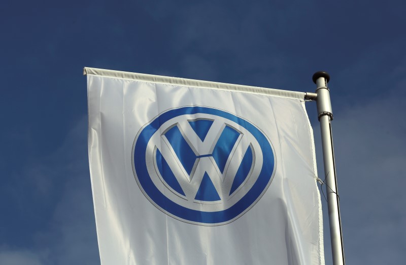 © Reuters. A flag of a Volkswagen VW car dealer is seen in Bochum