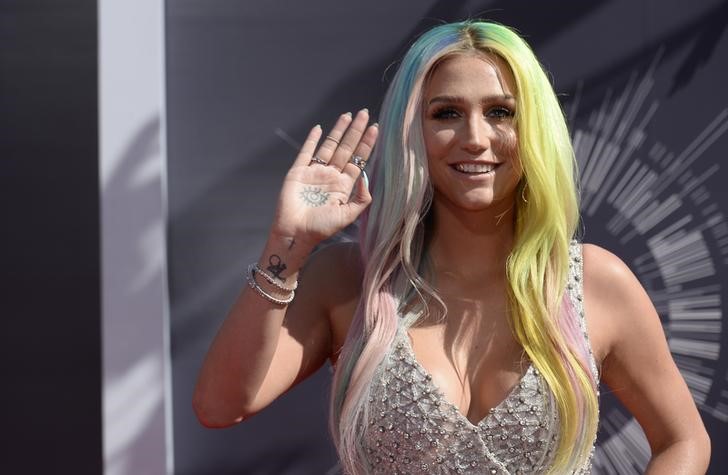 © Reuters. Kesha chega para MTV Music Video Awards em Inglewood, na Califórnia