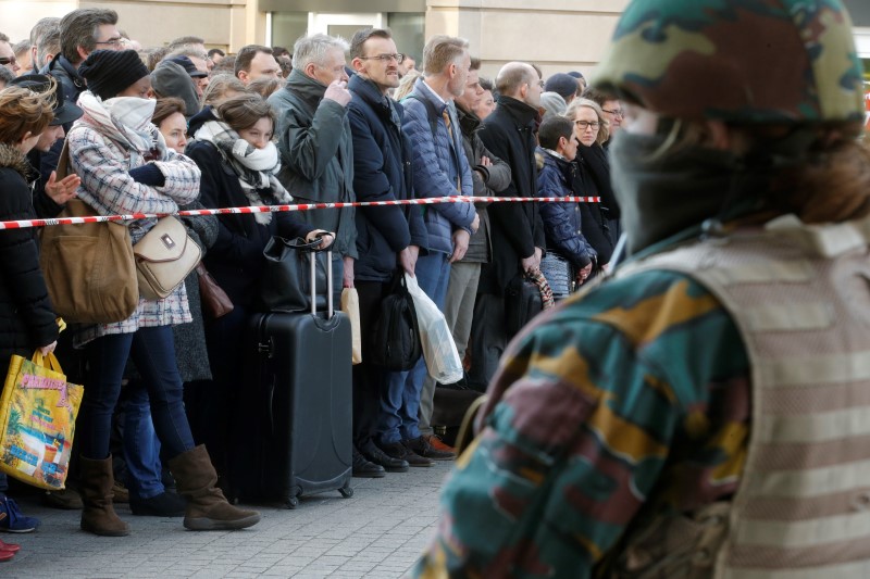 © Reuters. Bélgica busca a un sospechoso de los ataques en Bruselas