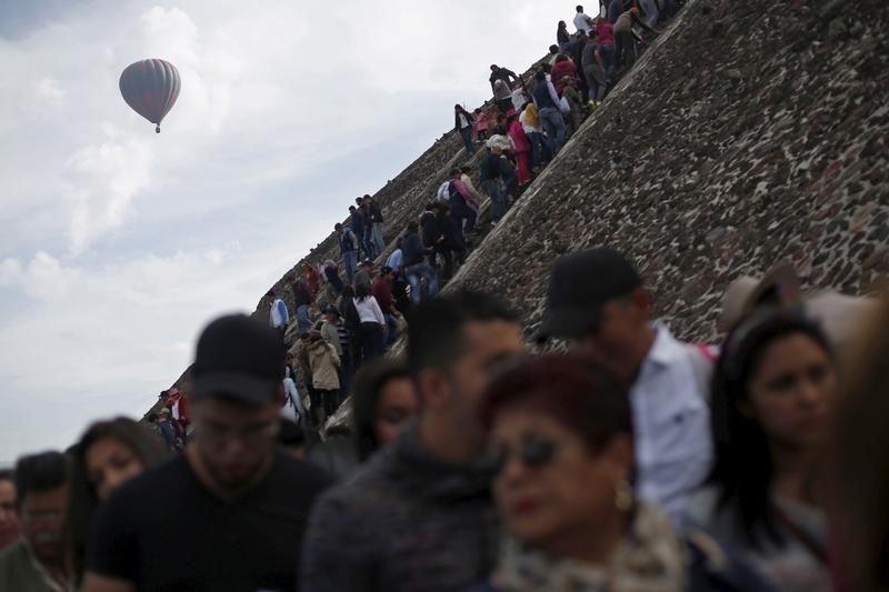 © Reuters. المكسيكيون يحتفلون بالاعتدال الربيعي عند هرم الشمس