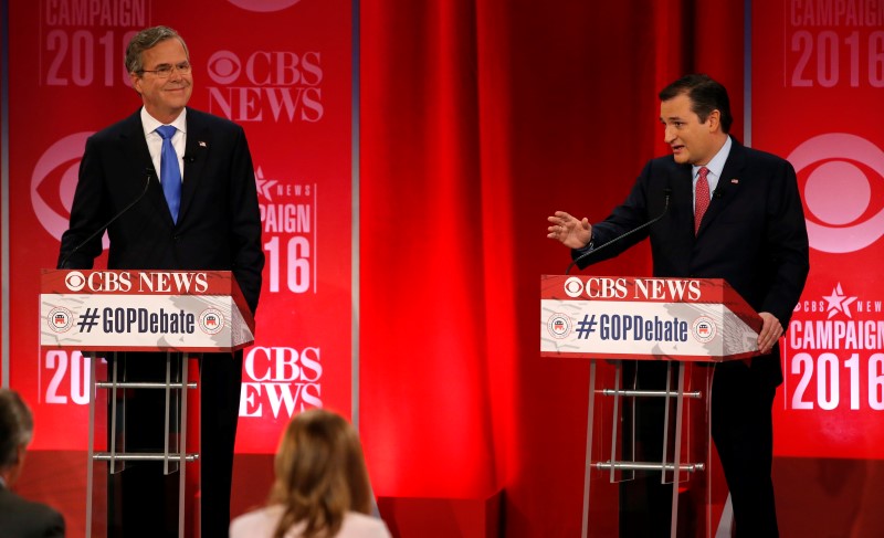 © Reuters. Republican U.S. presidential candidate Bush listens as Cruz speaks at the Republican U.S. presidential candidates debate sponsored by CBS News and the Republican National Committee in Greenville