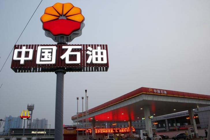 © Reuters. АЗС PetroChina в Пекине 