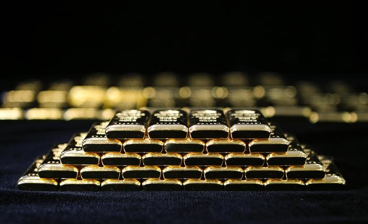 © Reuters. Слитки золота на заводе 'Oegussa' в Вене