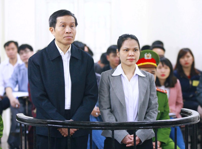 © Reuters. Vietnamese political blogger Nguyen Huu Vinh and his assistant Nguyen Thi Minh Thuy stand at the dock during their trial in Hanoi