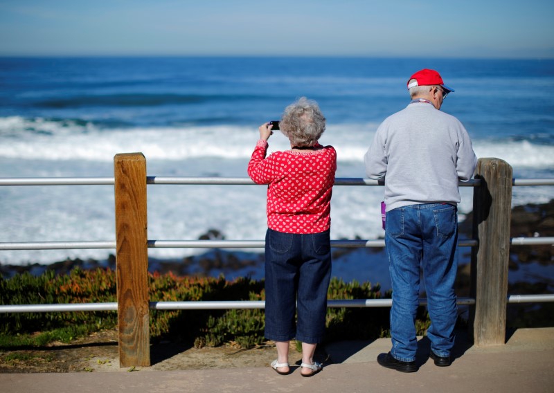 © Reuters. A retired couple take in the ocean during a visit to the beach in La Jolla, California