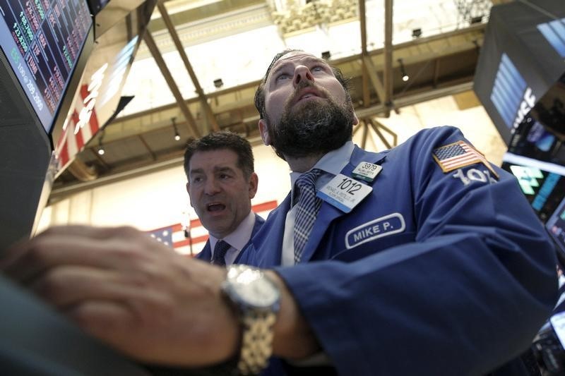 © Reuters. Traders work on the floor of the NYSE