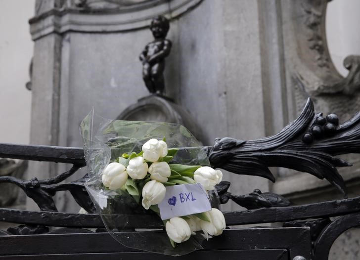 © Reuters. Flowers adorn the Manneken-Pis statue following bomb attacks in Brussels, Belgium
