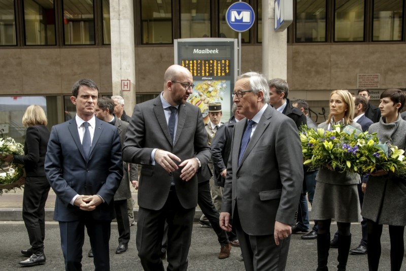 © Reuters. JEAN-CLAUDE JUNCKER ET MANUEL VALLS PLAIDENT POUR UN RENFORCEMENT DE LA SÉCURITÉ EN EUROPE