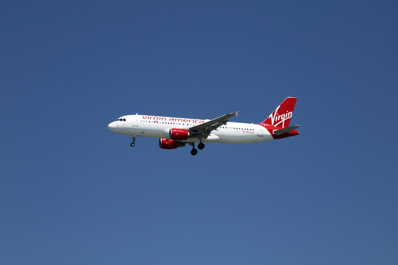 © Reuters. A Virgin America Airbus A320, with Tail Number N633VA, lands at San Francisco International Airport, San Francisco