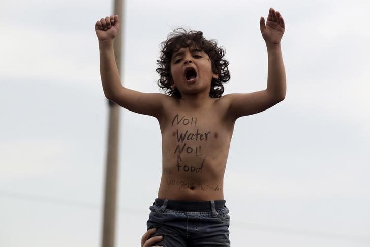 © Reuters. انسحاب مزيد من وكالات الاغاثة من مخيمات اليونان رفضا للاتفاق مع تركيا