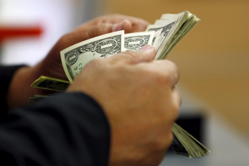 © Reuters. الدولار يسجل أعلى مستوى في أسبوع أمام سلة من العملات الرئيسية