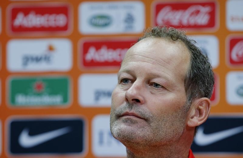 © Reuters. مدرب هولندا: لم نفكر مطلقا في إلغاء مواجهة فرنسا