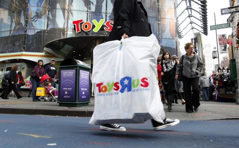 © Reuters. Shoppers pass by the Toys R Us store at Times Square in New York