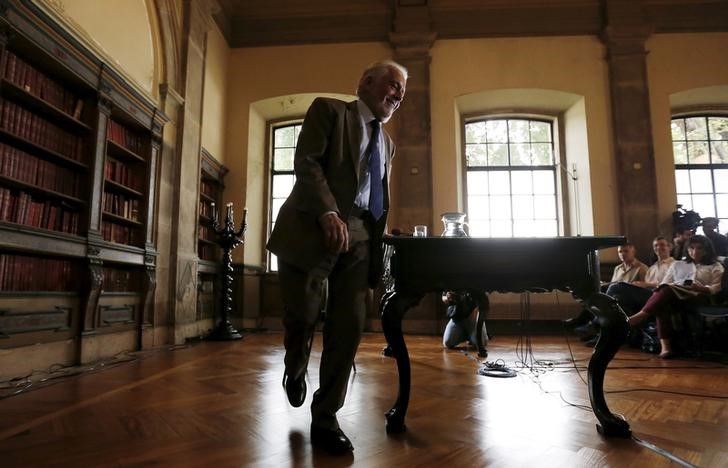 © Reuters. Chefe do gabinete pessoal da Presidência, Jaques Wagner, chega para entrevista com correspondentes estrangeiros no Rio de Janeiro