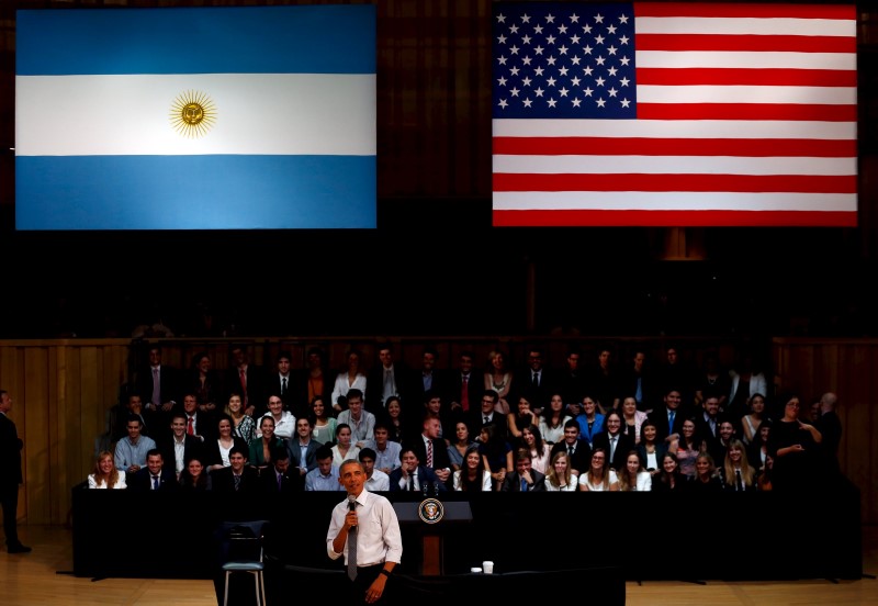 © Reuters. U.S. President Barack Obama speaks during a conference at Buenos Aires' Town Hall