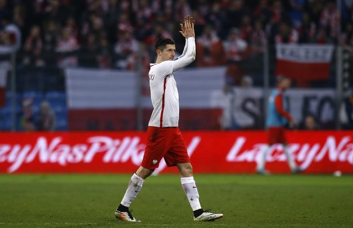 © Reuters. بواشتكوفسكي يسجل هدف الفوز لبولندا ويعزز فرصته في بطولة أوروبا