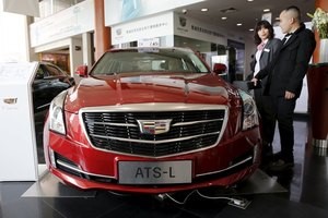 © Reuters. A saleswoman talks to a customer at Cadillac's dealership in Beijing