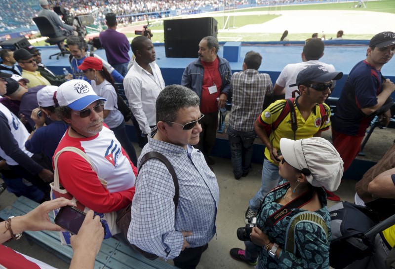 © Reuters. FARC negotiators Catatumbo and FARC Alape attend an exhibition baseball game between the Cuban National team and the MLB Tampa Bay Rays at the Estadio Latinoamericano in Havana