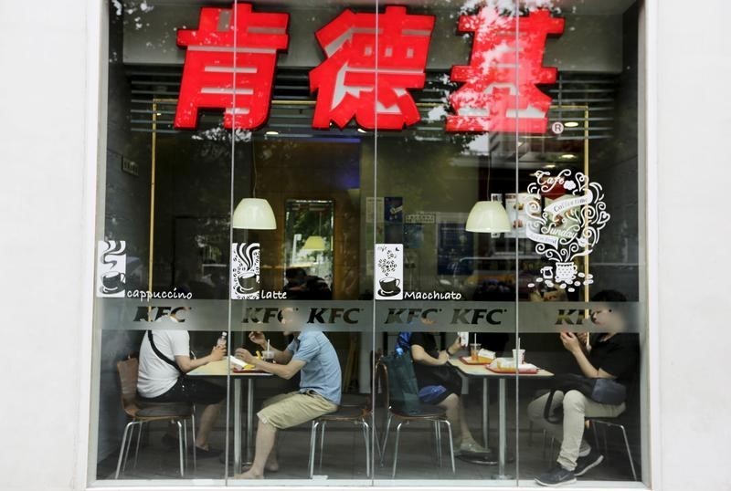 © Reuters. Customers eat lunch at a KFC restaurant in Beijing