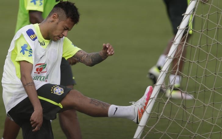 © Reuters. Neymar asusta a Brasil por un problema muscular, pruebas descartan lesión