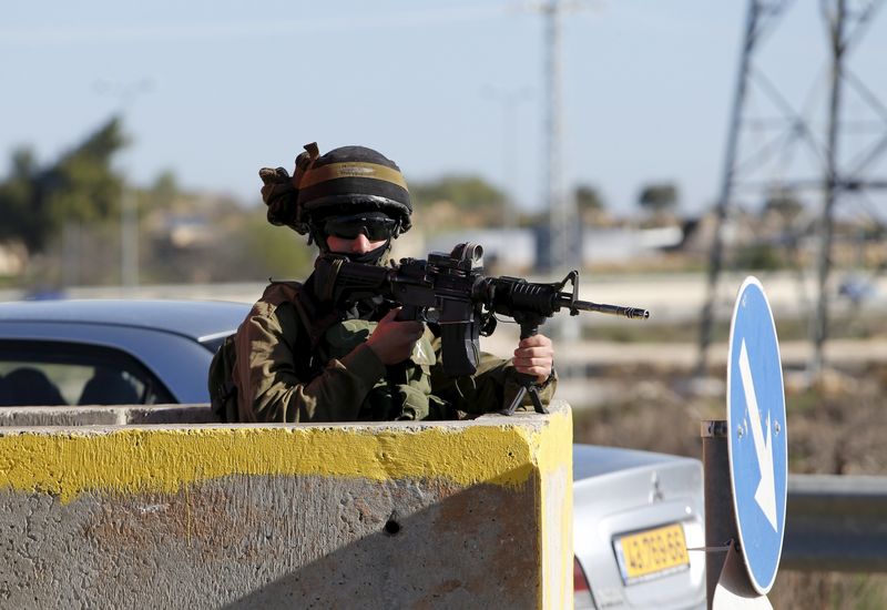 © Reuters. إسرائيل: مقتل فلسطينيين بالرصاص بعد أن هاجما جنديا في الخليل