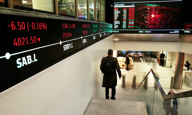 © Reuters. Люди в здании Лондонской фондовой биржи