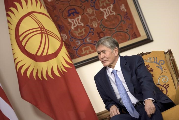 © Reuters. Kyrgyz President Almazbek Atambayev waits for a meeting with U.S. Secretary of State John Kerry at the Ala Archa compound in Bishkek