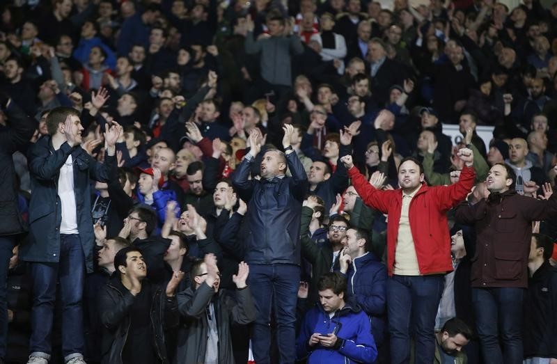 © Reuters. UEFA investigará cánticos ofensivos en partido entre Manchester y Liverpool