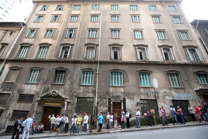 © Reuters. Fila de pessoas desempregadas em frente a instituição de caridade no centro de São Paulo