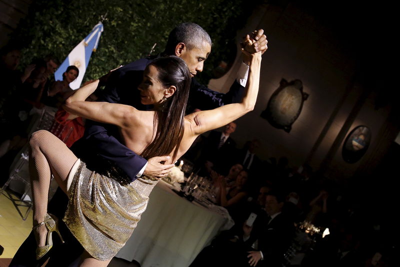 © Reuters. Presidente dos Estados Unidos, Barack Obama, dança tango durante jantar oferecido pelo presidente da Argentina, Mauricio Macri, em Buenos Aires