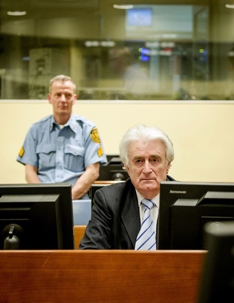 © Reuters. Exlíder serbobosnio Karadzic, responsable de crímenes contra la humanidad
