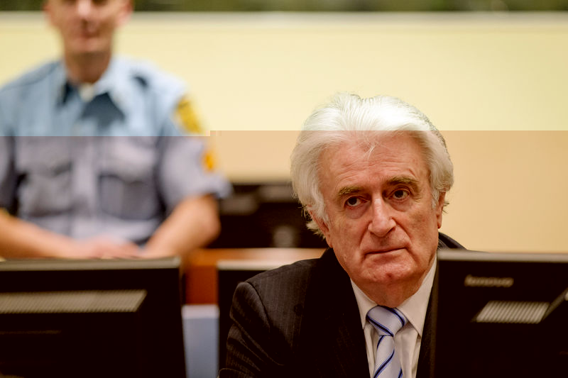 © Reuters. KARADZIC JUGÉ RESPONSABLE DU SIÈGE DE SARAJEVO