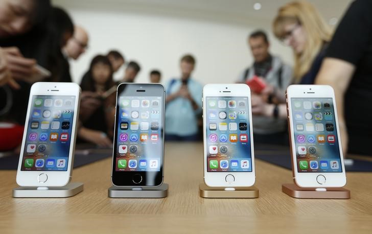 © Reuters. The new iPhone SE is seen on display during an event at the Apple headquarters in Cupertino, California