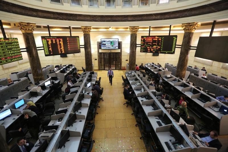 © Reuters. بورصة مصر تواصل الارتفاع بعد تعديل وزاري وأسواق الخليج تتراجع