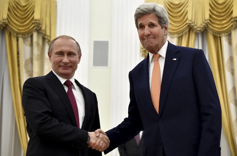© Reuters. بوتين وكيري يقولان التعاون بين أمريكا وروسيا ساعد التقدم في سوريا