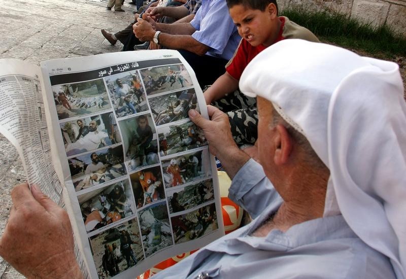 © Reuters. إغلاق صحيفة لبنانية يسلط الضوء على أزمة الصحافة المكتوبة