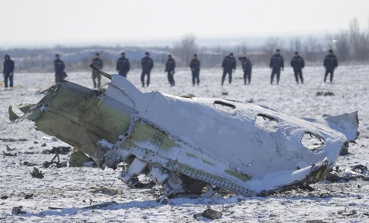 © Reuters. Emergencies Ministry members work at the crash site of a Boeing 737-800 Flight FZ981 operated by Dubai-based budget carrier Flydubai, at the airport of Rostov-On-Don