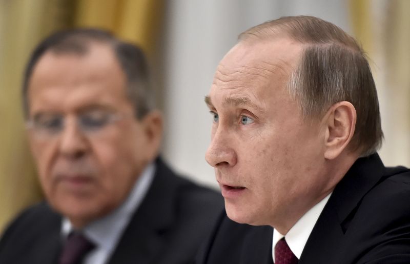 © Reuters. Russian President Vladimir Putin and Foreign Minister Sergei Lavrov attend a meeting with U.S. Secretary of State John Kerry at the Kremlin in Moscow