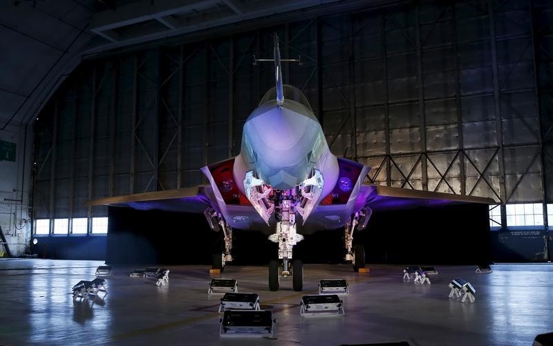 © Reuters. Lockheed Martin F-35 fighter jet is seen in its hanger at Patuxent River Naval Air Station in Maryland