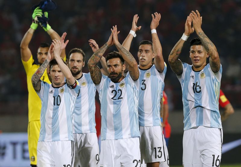 © Reuters. الارجنتين تهزم تشيلي والاكوادور تحافظ على سجلها في تصفيات كأس العالم