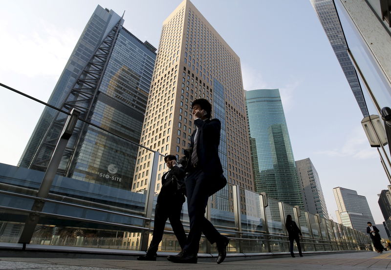 © Reuters. Businessmen walk in Tokyo's business district