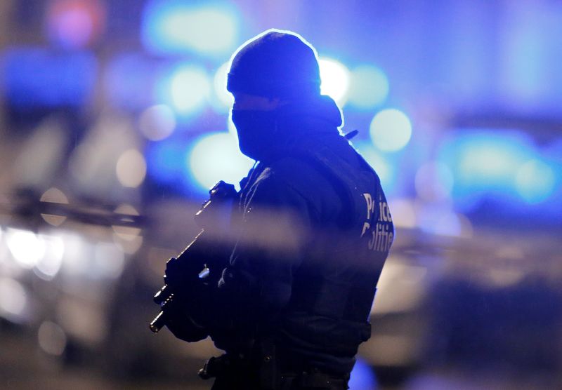 © Reuters. La policía belga detiene a un segundo sospechoso del ataque en el metro de Bruselas 