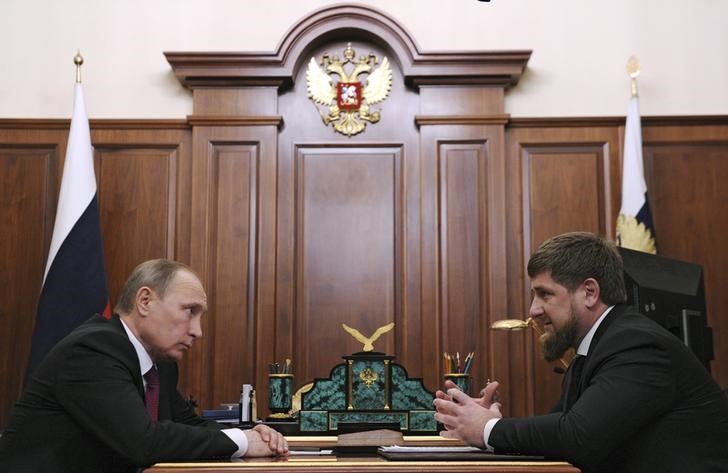 © Reuters. بوتين يُذكّر زعيم الشيشان: أنا الرئيس