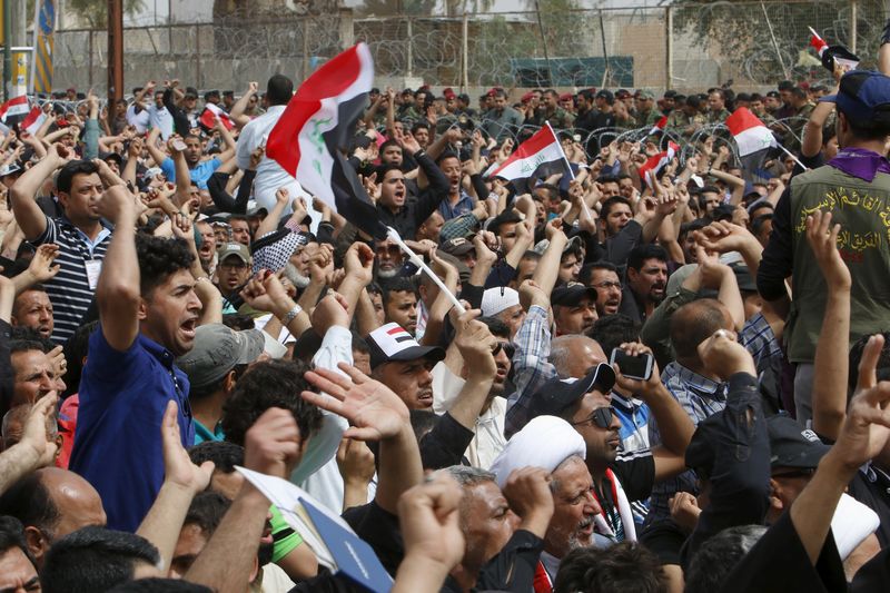 © Reuters. مقتدى الصدر يهدد باحتجاجات إذا تمت عرقلة الإصلاحات بالعراق