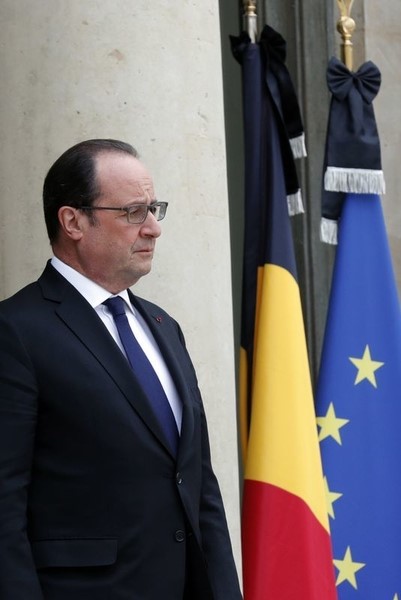 © Reuters. أولوند: شبكة المتشددين المسؤولة عن هجمات باريس وبروكسل "يتم تدميرها"