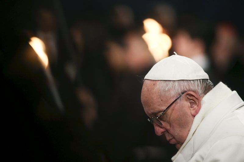 © Reuters. Pope Francis leads the "Via Crucis" (Way of the Cross) procession, which commemorates the crucifixion of Jesus Christ at the Colosseum in Rome