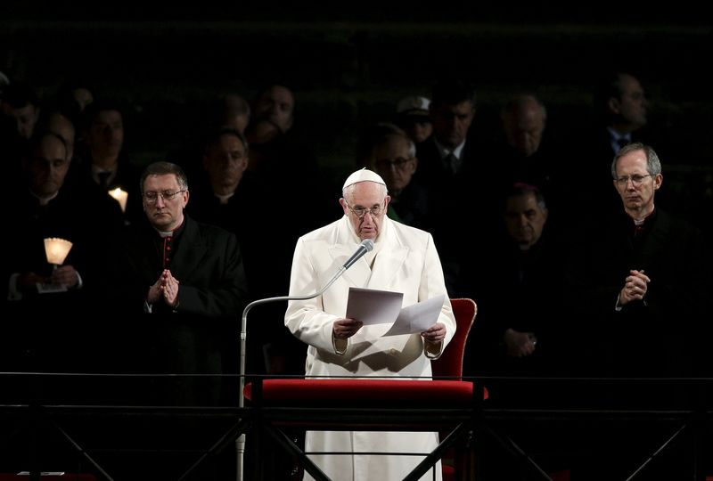 © Reuters. El Papa dice que militantes islamistas profanan el nombre de Dios 